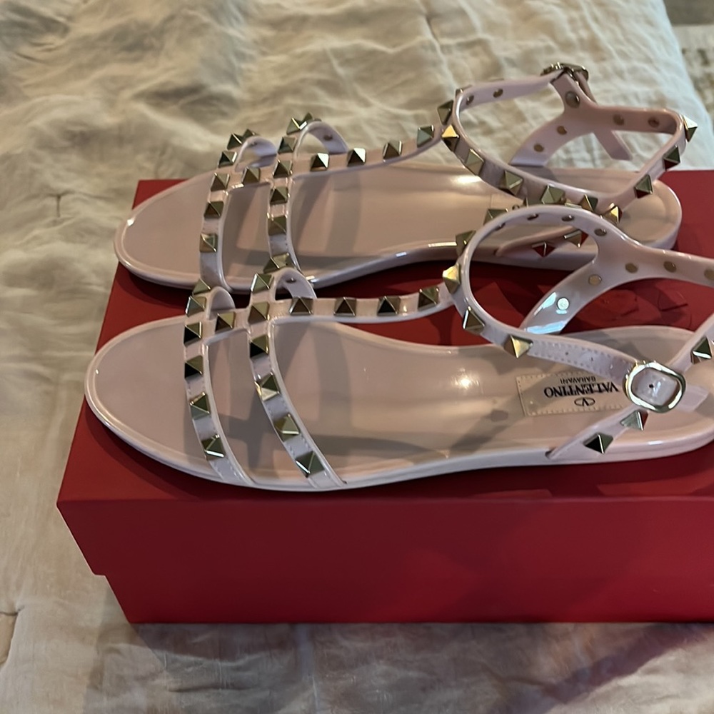 Valentino Garavani ROCKSTUD FLAT RUBBER SANDAL - Picture 4 of 7